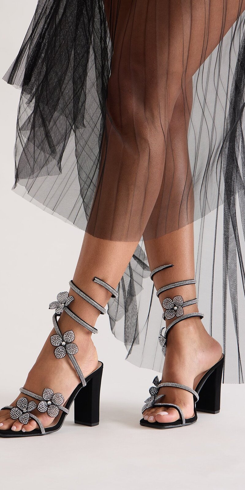 Sandále na viazanie s kvetinovou aplikáciou v čiernej farbe