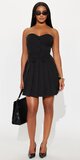 Mini šaty bez ramienok s čistou siluetou v čiernej farbe