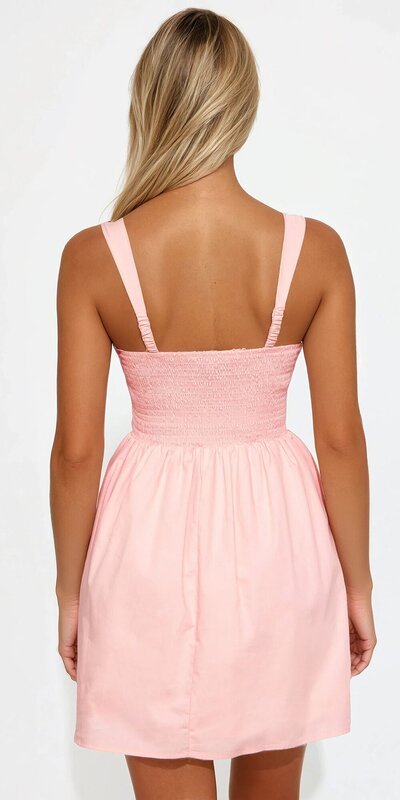 Popelínové mini šaty s ružicou a riasením v broskyňovej farbe