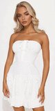 Dierkované mini šaty s viazaním a volánovým lemom v bielej farbe
