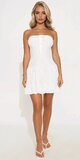 Dierkované mini šaty s viazaním a volánovým lemom v bielej farbe