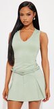 Mini šaty s hlbokým véčkovým výstrihom a opaskom v zelenej farbe