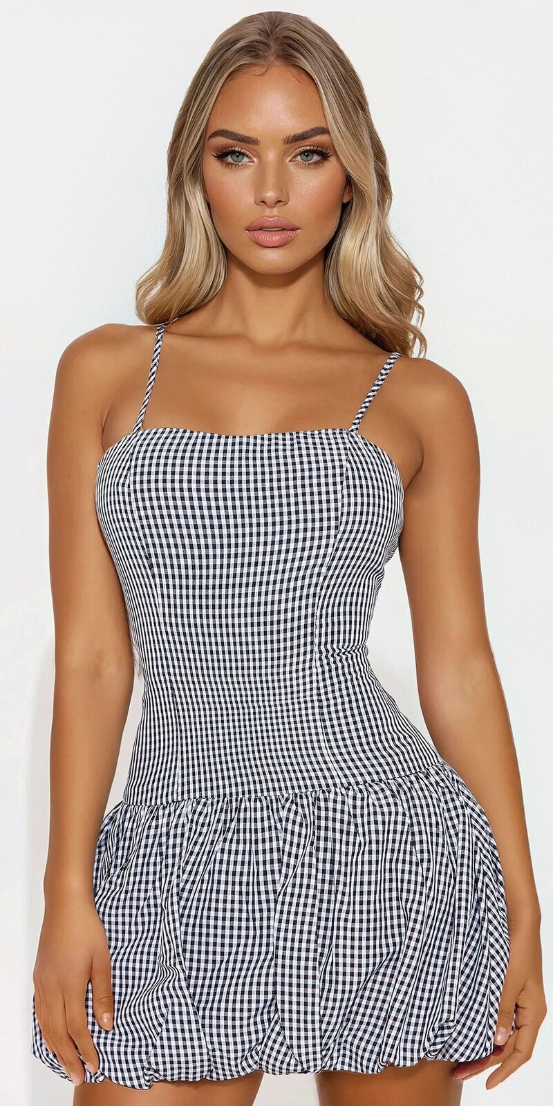 Kárované mini šaty s balónovým lemom v čiernej farbe