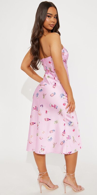 Bezramienkové midi šaty s potlačou v ružovej farbe