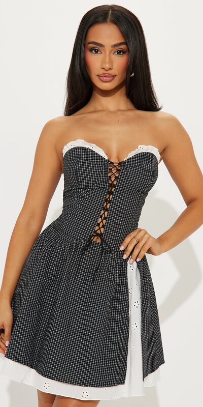 Kockované mini šaty bez ramienok so srdiečkovým výstrihom v čiernej farbe