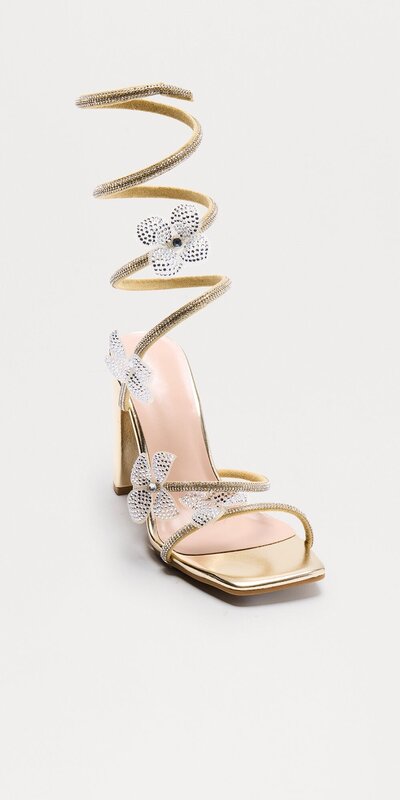 Sandále na viazanie s kvetinovou aplikáciou v zlatej farbe