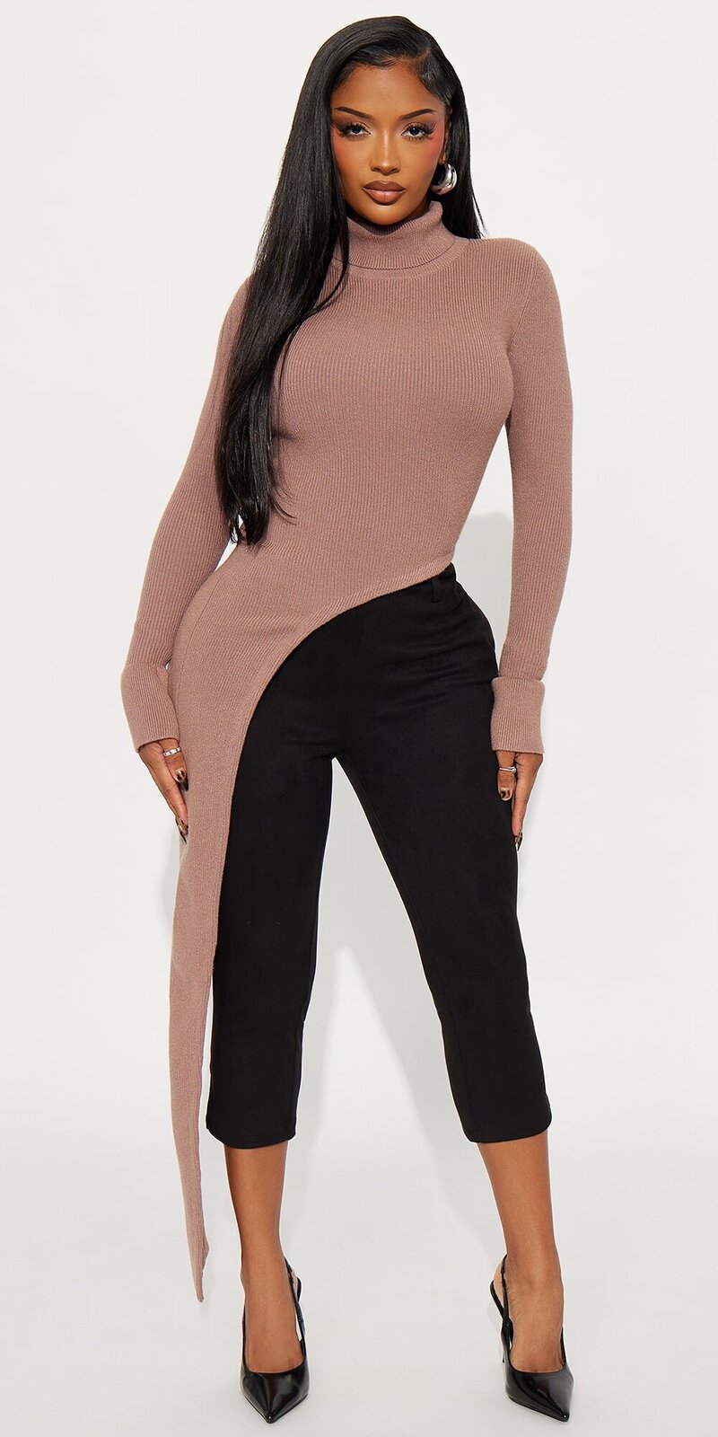 Asymetrický sveter s rolákom v hnedej farbe