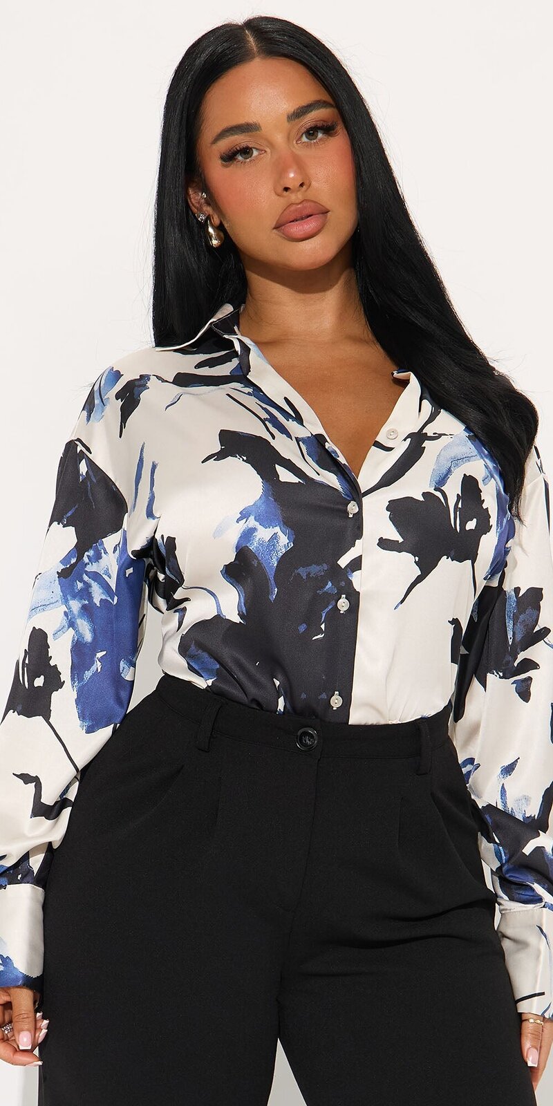 Saténová košeľa s kvetinovou potlačou v modrej farbe