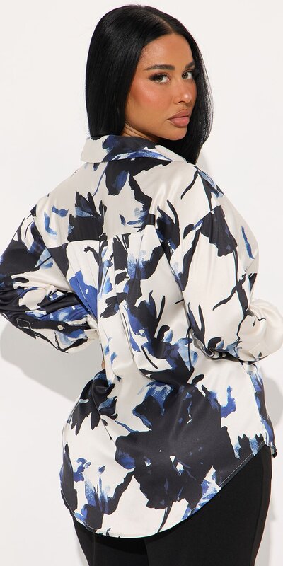 Saténová košeľa s kvetinovou potlačou v modrej farbe