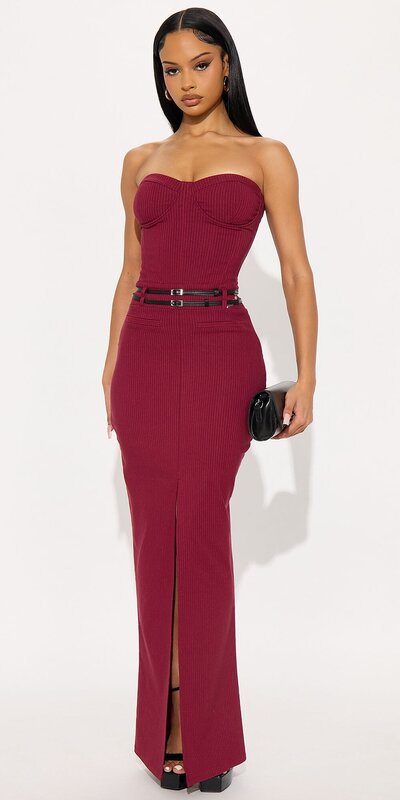 Pruhované maxi šaty s korzetovým pásom v bordovej farbe