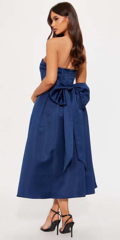 Saténové midi šaty s korzetovým pásom v modrej farbe