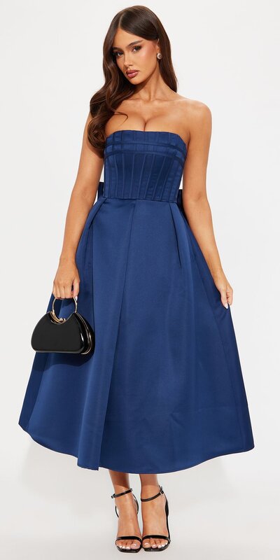 Saténové midi šaty s korzetovým pásom v modrej farbe