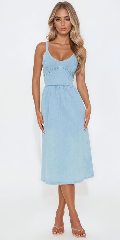 Džínové midi šaty s véčkovým výstrihom v modrej farbe