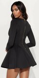 Mini šaty s hlbokým výstrihom a dlhým rukávom v čiernej farbe