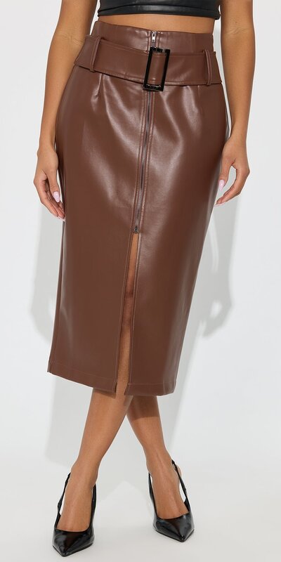 Puzdrová midi sukňa s opaskom a zipsom v hnedej farbe