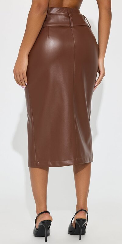 Puzdrová midi sukňa s opaskom a zipsom v hnedej farbe