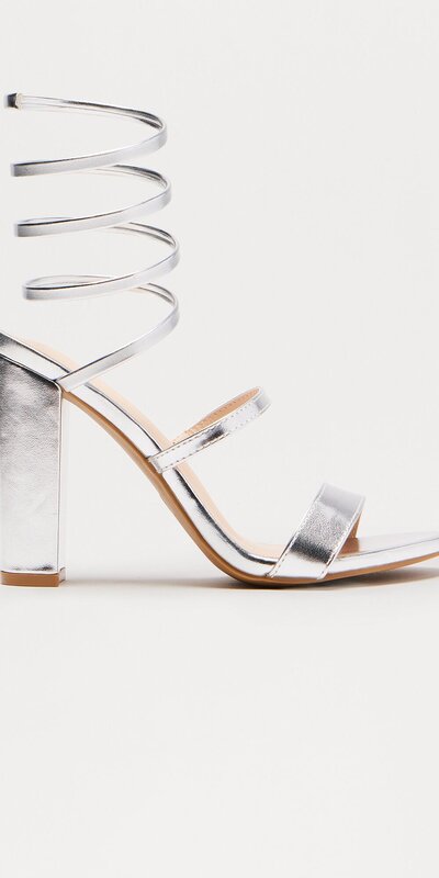 Sandále na viazanie s blokovým podpätkom v striebornej farbe