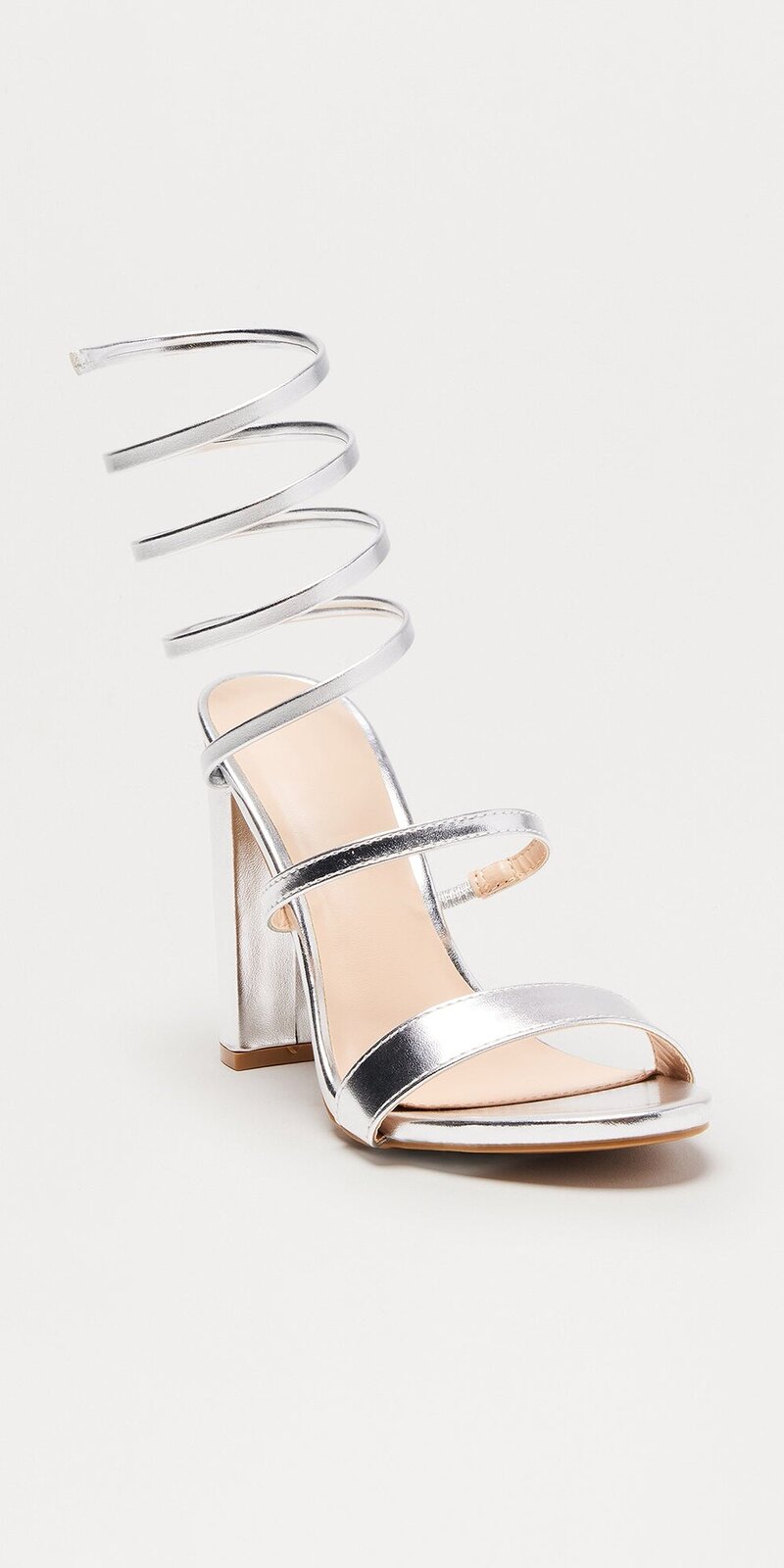 Sandále na viazanie s blokovým podpätkom v striebornej farbe