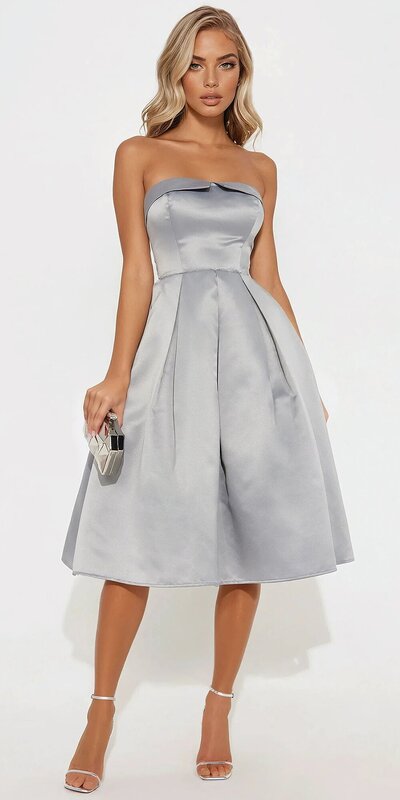 Saténové midi šaty bez ramienok s plisovaním v šedozelenej farbe