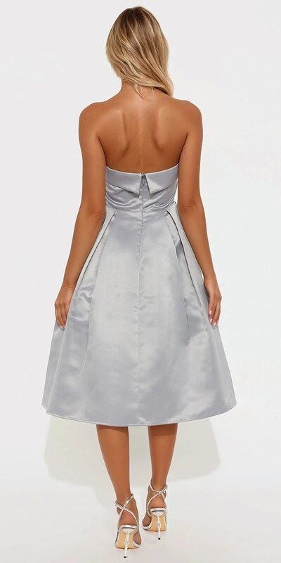 Saténové midi šaty bez ramienok s plisovaním v šedozelenej farbe