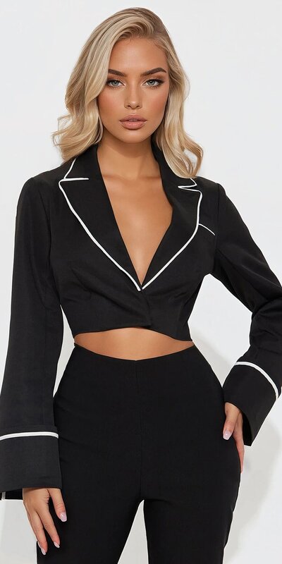 Skrátené sako s kontrastným lemom v čiernej farbe