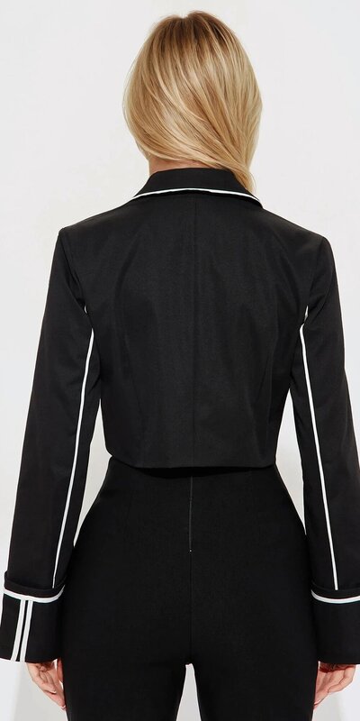 Skrátené sako s kontrastným lemom v čiernej farbe