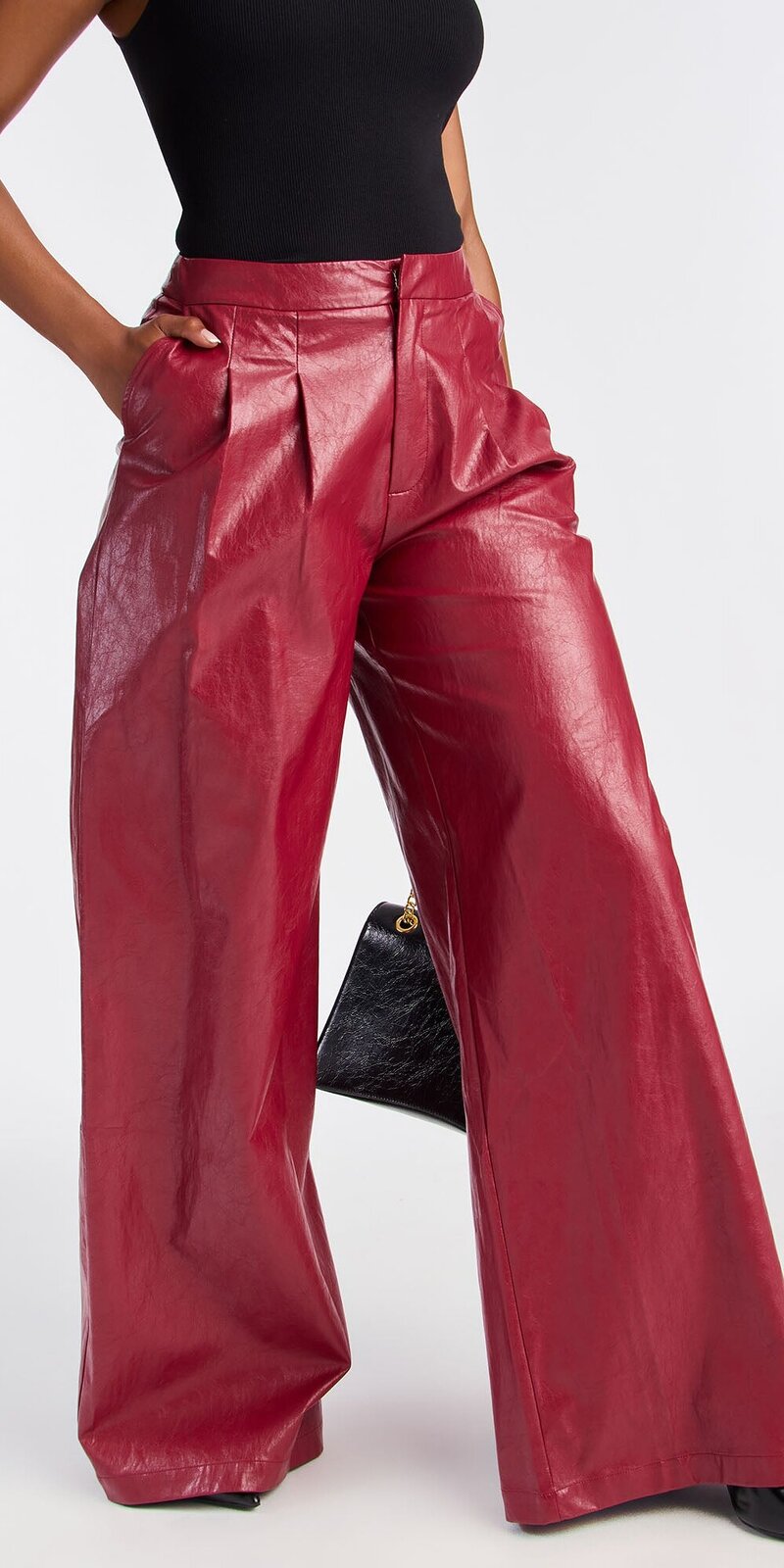 Nohavice so širokými nohavicami s koženým efektom v červenej farbe