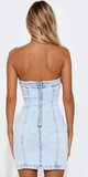 Džínové mini šaty bez ramienok s rozparkom v modrej farbe