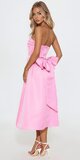 Saténové midi šaty s korzetovým pásom v ružovej farbe