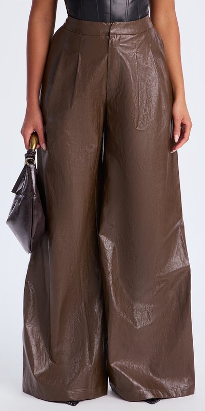 Nohavice so širokými nohavicami s koženým efektom v hnedej farbe