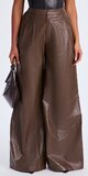 Nohavice so širokými nohavicami s koženým efektom v hnedej farbe