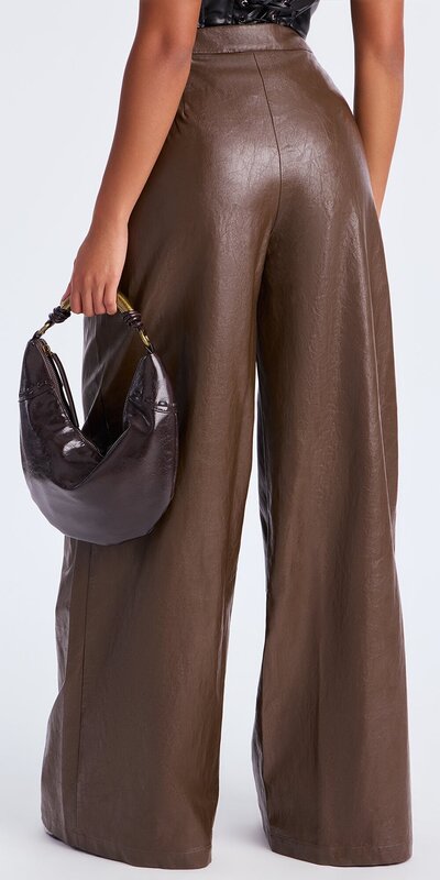 Nohavice so širokými nohavicami s koženým efektom v hnedej farbe