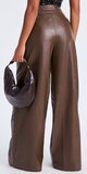 Nohavice so širokými nohavicami s koženým efektom v hnedej farbe