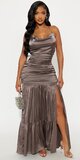 Saténové maxi šaty s riasením a halter viazaním v šedej farbe