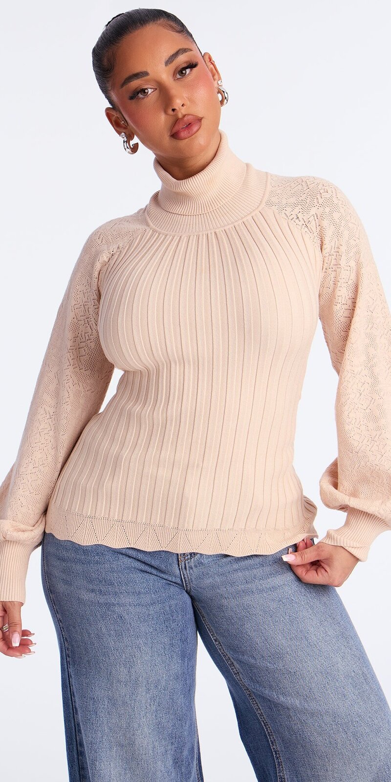 Priliehavý sveter s balónovým rukávom v béžovej farbe
