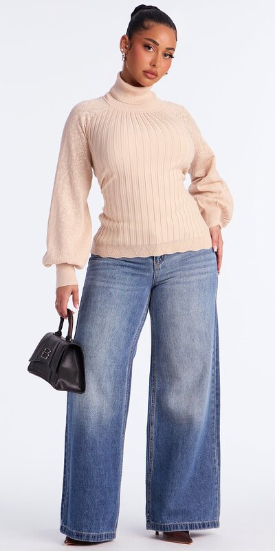 Priliehavý sveter s balónovým rukávom v béžovej farbe