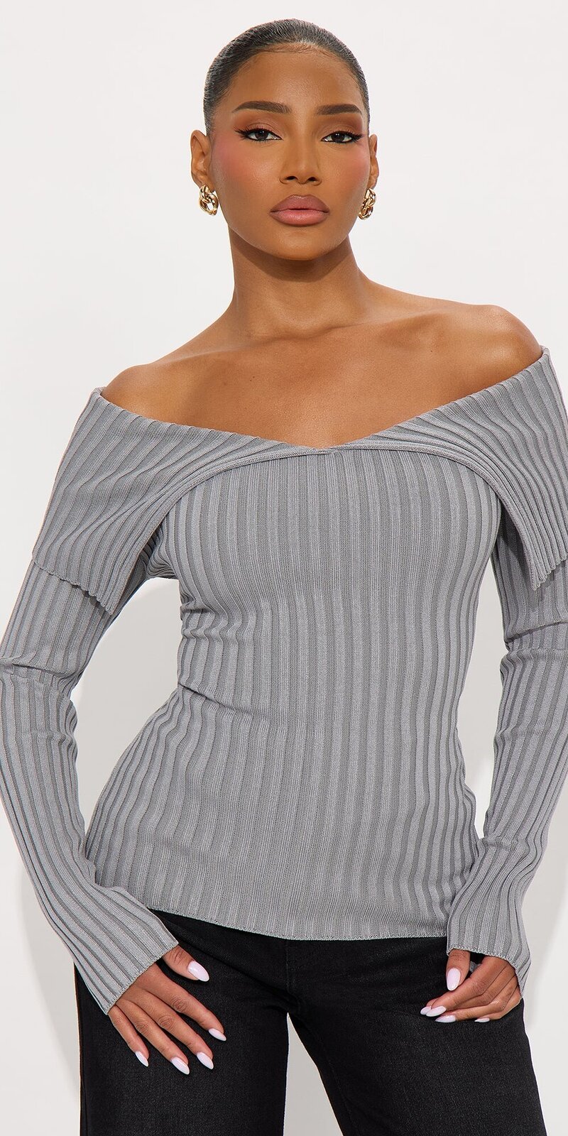 Sveter s odhalenými ramenami a rozparkom v šedej farbe