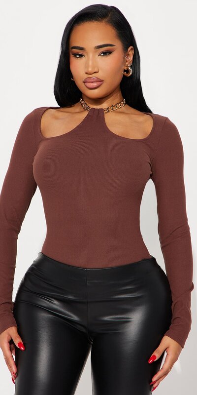 Rebrovaný top s retiazkovým ramienkom v hnedej farbe