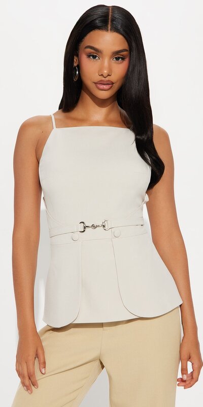 Elegantný top s opaskom a nastaviteľnými ramienkami v béžovej farbe
