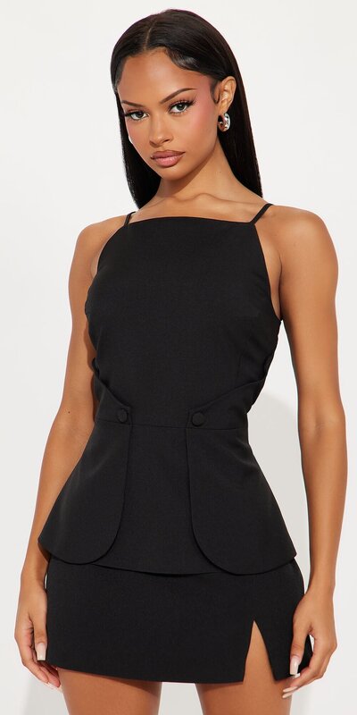 Krepový top s opaskom a nastaviteľnými ramienkami v čiernej farbe