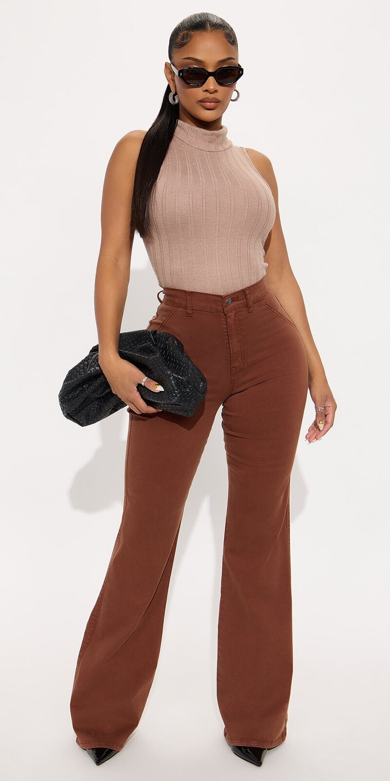 Rozšírené džínsy s vysokým pásom v hnedej farbe