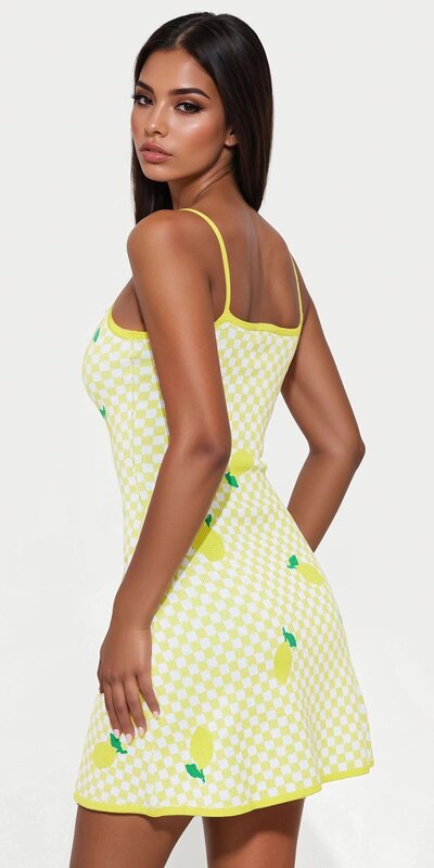 Mini šaty s kockovaným vzorom a tenkými ramienkami v žltej farbe