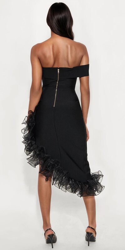 Asymetrické midi šaty s volánovým lemom v čiernej farbe