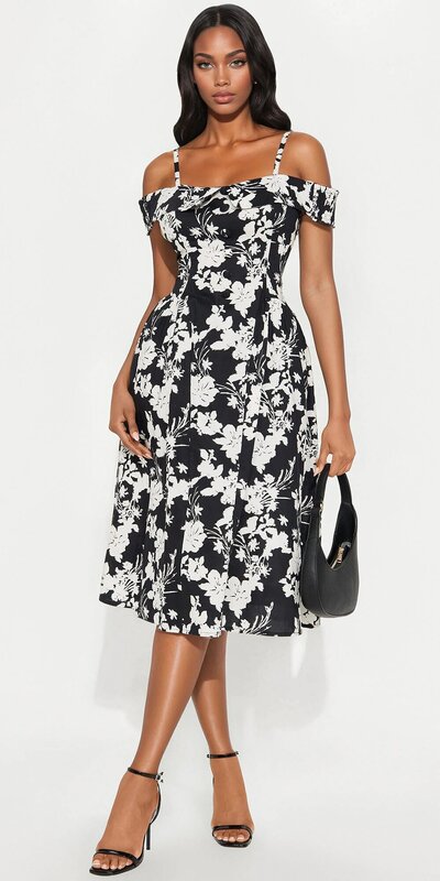 Kvetované midi šaty s hranatým výstrihom v čierno-bielej farbe