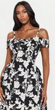 Kvetované midi šaty s hranatým výstrihom v čierno-bielej farbe
