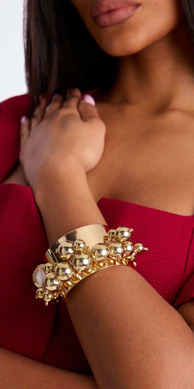 Otvorený náramok s guľôčkovými detailmi v zlatej farbe