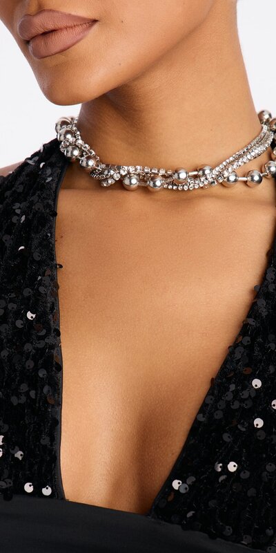 Vrstvený náhrdelník s kamienkovou retiazkou v striebornej farbe