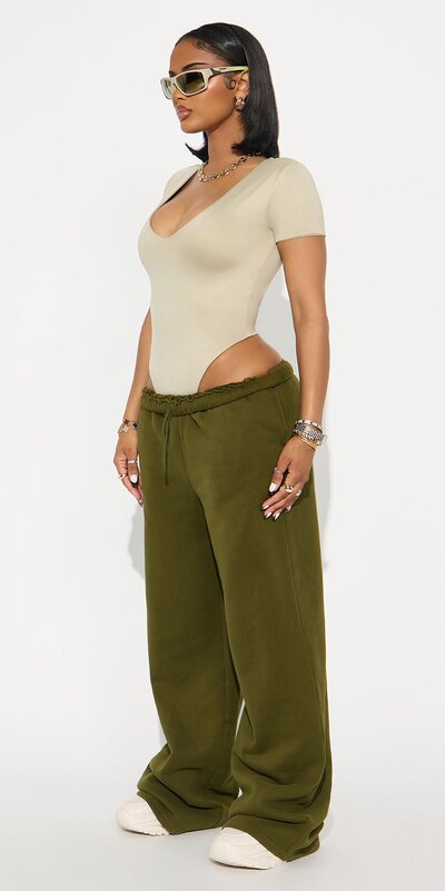 Tvarujúce body s krátkym rukávom a výstrihom do V v béžovej farbe