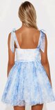 Korzetové mini šaty s viazanými ramienkami v modrej farbe