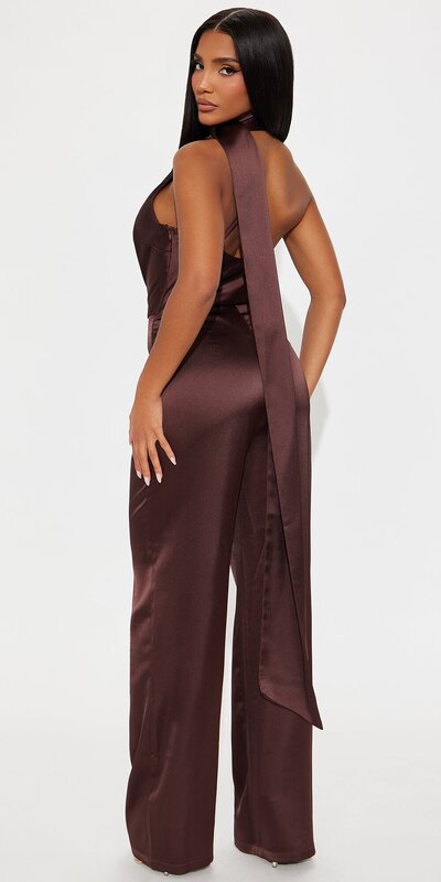 Saténový overal s halter výstrihom v hnedej farbe